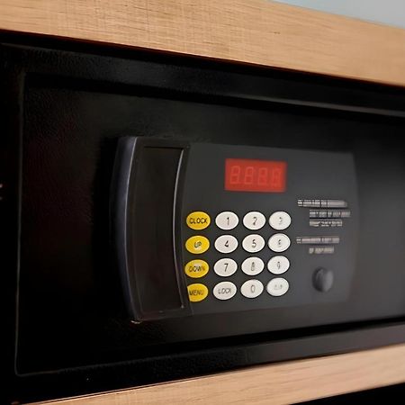 Lot 10 Boutique Hotel Кучинг Экстерьер фото