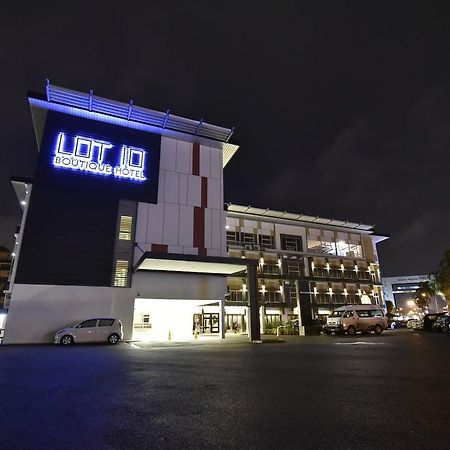 Lot 10 Boutique Hotel Кучинг Экстерьер фото