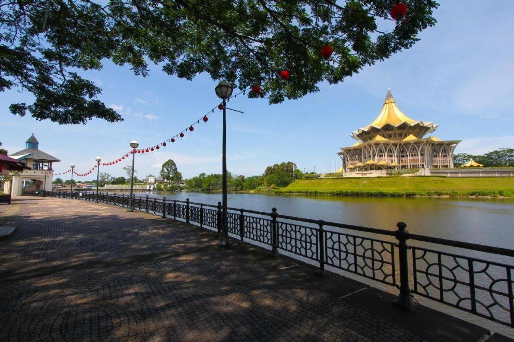 Lot 10 Boutique Hotel Кучинг Экстерьер фото
