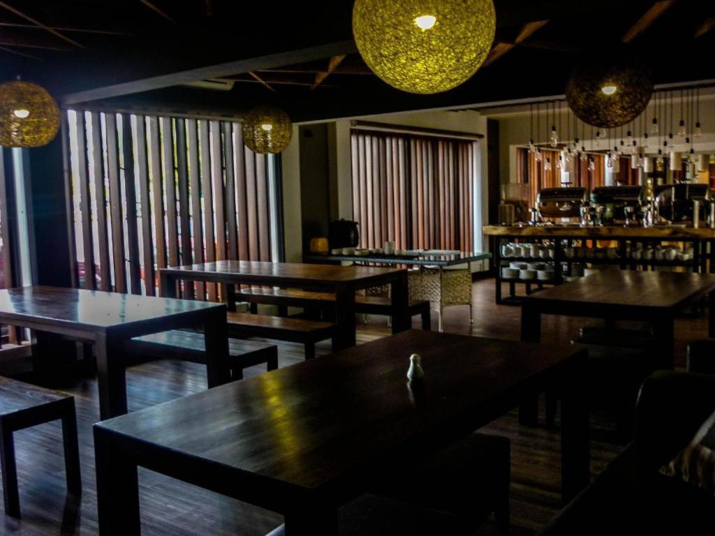 Lot 10 Boutique Hotel Кучинг Экстерьер фото