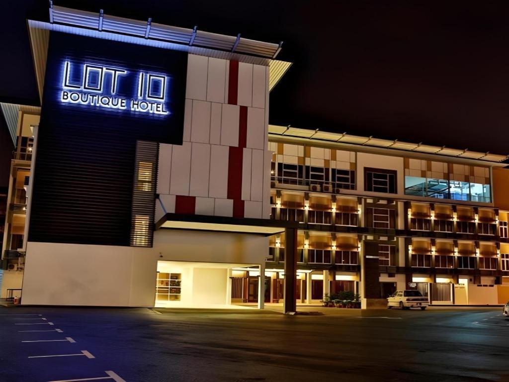 Lot 10 Boutique Hotel Кучинг Экстерьер фото