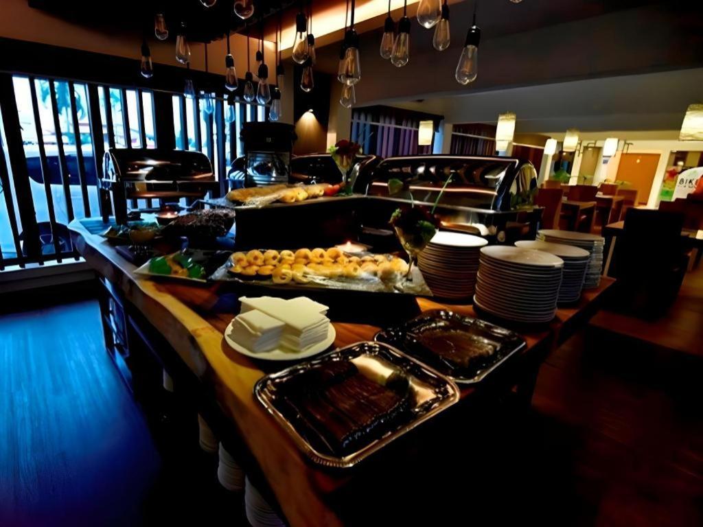 Lot 10 Boutique Hotel Кучинг Экстерьер фото