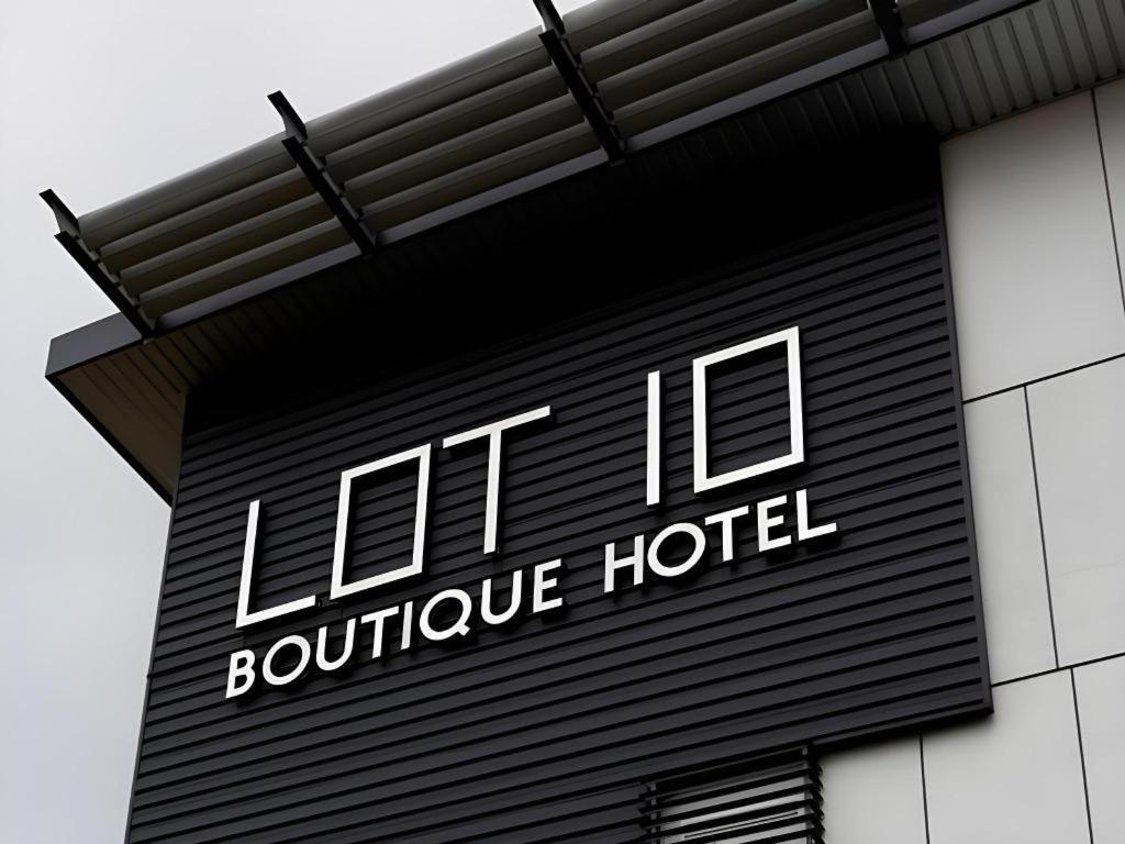 Lot 10 Boutique Hotel Кучинг Экстерьер фото
