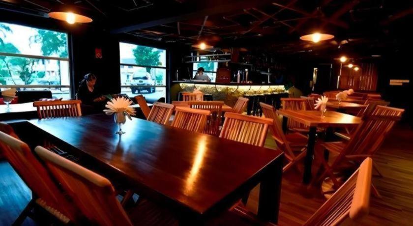 Lot 10 Boutique Hotel Кучинг Экстерьер фото