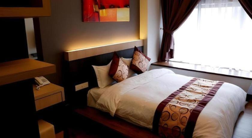Lot 10 Boutique Hotel Кучинг Экстерьер фото