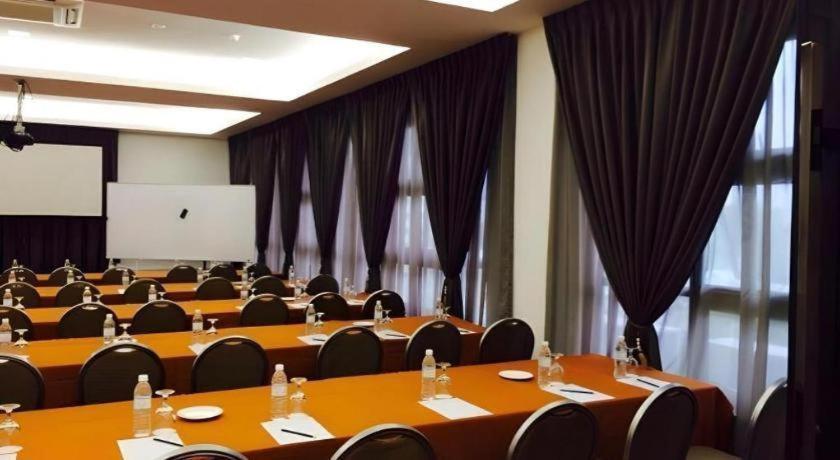 Lot 10 Boutique Hotel Кучинг Экстерьер фото