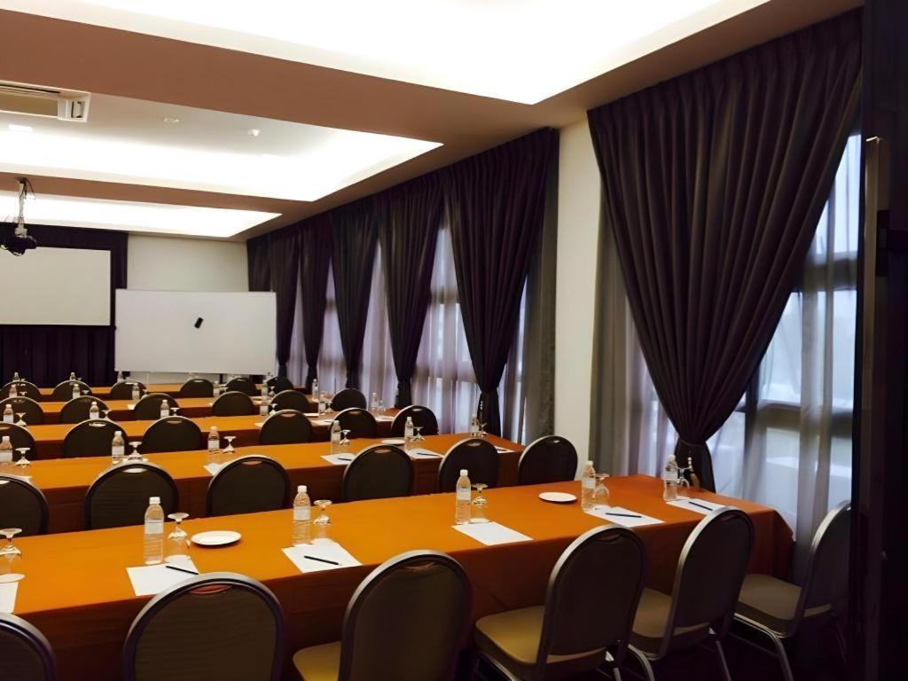 Lot 10 Boutique Hotel Кучинг Экстерьер фото