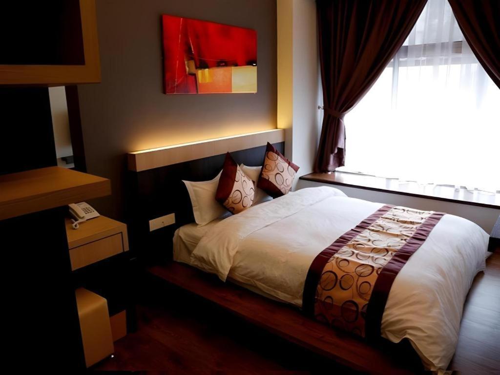 Lot 10 Boutique Hotel Кучинг Экстерьер фото